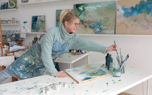 How Abstract Landscape Painter Tara Leaver Elevates Her Practice with Private Rooms